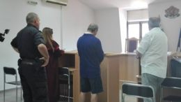 Срам! Бият бременна, а никой не помага