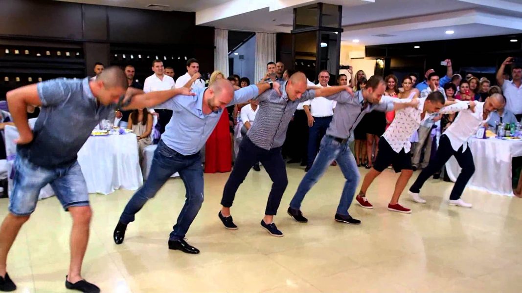 Вижте този уникален шопски танц на момчета от Враца