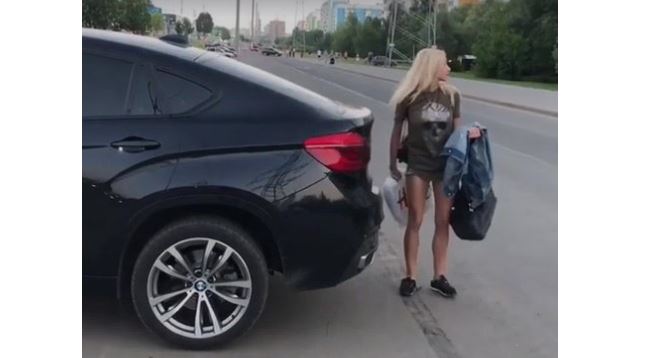 Как блондинка затваря багажника на колата