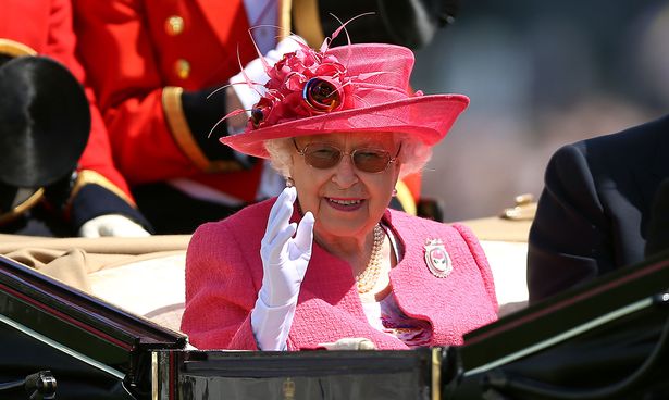 Заподозряха, че английската кралица има изкуствена ръка (ВИДЕО)