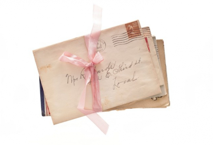 Момиченце намерило любовните писма на родителите си, дори и на сън не предполагали какво ще направи с тях