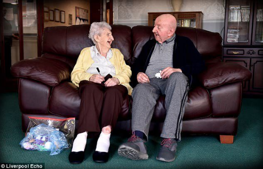 Майка на 98 постъпи в старчески дом при сина си, за да се грижи за него