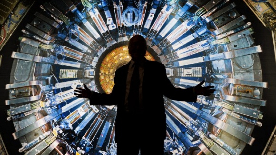 Колайдерът в ЦЕРН ще погълне Земята като Черна дупка