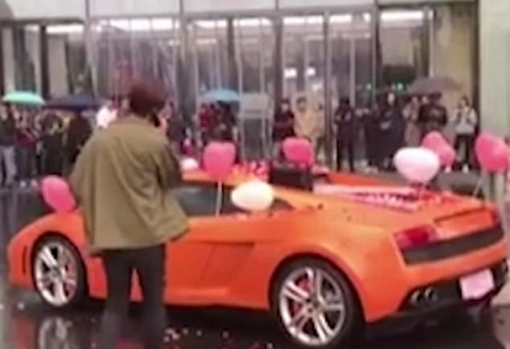 Богаташ публично предложи брак и Lamborghini на възлюбената си, отговорът беше неочакван (СНИМКИ/ВИДЕО)