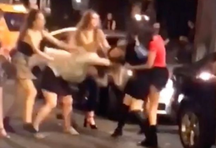 Брутален бой с удари и скубане между 10 жени по средата на улицата шокира очевидците (СНИМКИ/ВИДЕО 18+)