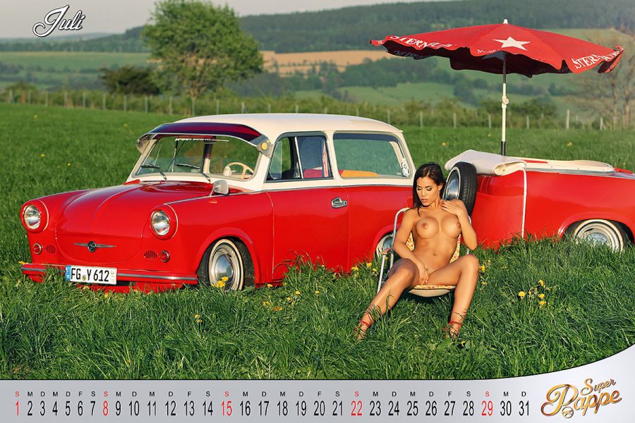 Голи, палави девойки и Трабанти: Това определено е най-горещият календар тази есен (СНИМКИ 18+)