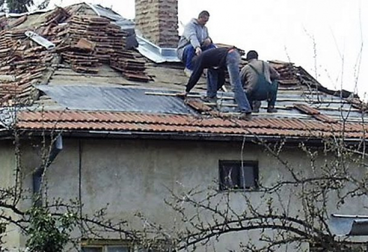 Дядо Стоян пусна майстори да поправят покрива на къщата му, но сега съжалява жестоко