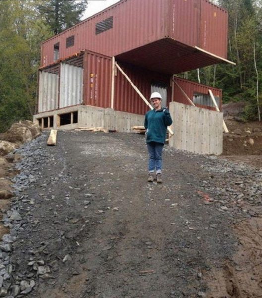 Канадка си купи 4 товарни контейнера, запретна ръкави и създаде истински шедьовър, в който всеки би искал да живее! (СНИМКИ)