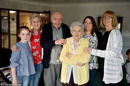 Майка на 98 постъпи в старчески дом при сина си, за да се грижи за него