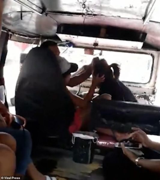 Разгневена съпруга на шофьор на автобус го хвана с любовница и настана страшно меле! (СНИМКИ/ВИДЕО 18+)