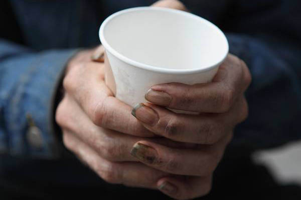 Случен минувач купи кафе на бездомник