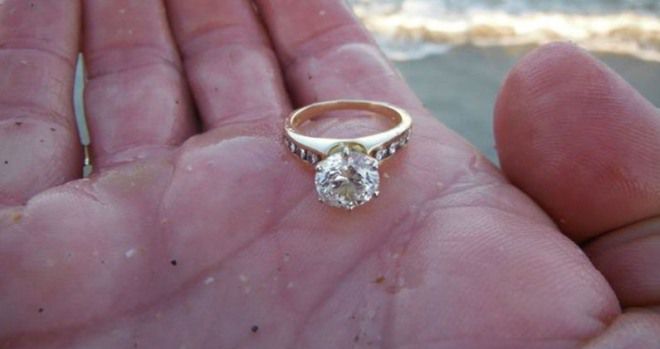 Почивайки на морето момичето намира златен пръстен