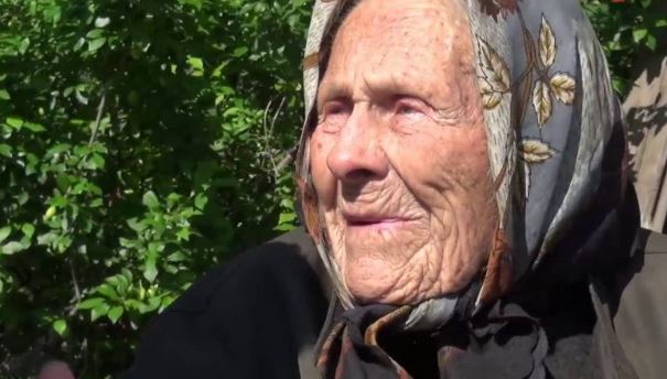 Преходът в очите на една измъчена 74-годишна баба