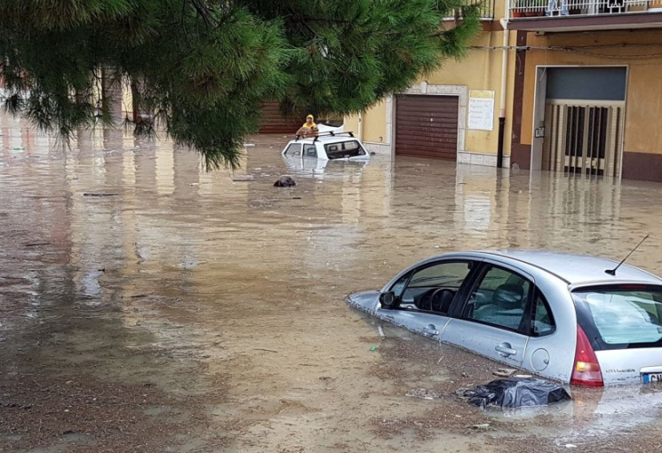 9 трупа изплуваха в наводнена къща в Сицилия – островът е под вода (ВИДЕО)