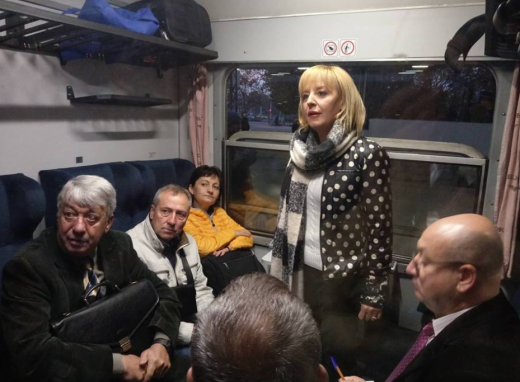 В ранни зори Мая Манолова хвана влака за Варна и направи вътре истинска... (СНИМКИ)