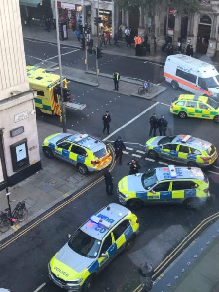 Извънредна ситуация пред централа на Sony в Лондон, районът почерня от въоръжени полицаи (СНИМКИ/ВИДЕО)