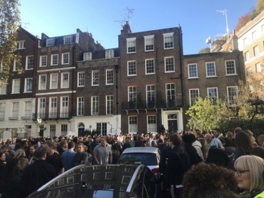 Извънредна ситуация пред централа на Sony в Лондон, районът почерня от въоръжени полицаи (СНИМКИ/ВИДЕО)