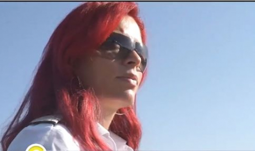 Секси червенокосата Райна със сигурност е най-красивият пилот в България, а история й е необикновена (СНИМКИ/ВИДЕО)