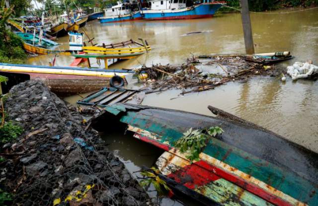 Жертвите на опустошителното цунами в Индонезия се увеличиха, вижте равносметката