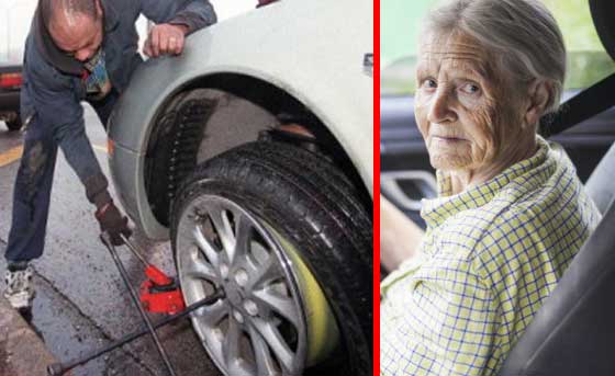 Този мъж помага на възрастна жена да си смени гумата
