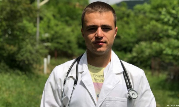 Млад лекар обикаля безплатно селата и лекува