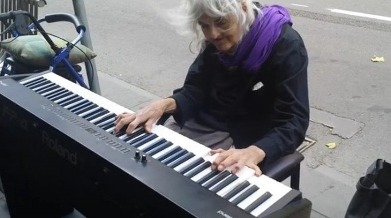 80-годишна баба седна зад пианото на улицата