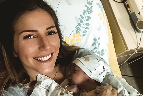 Александра Петканова и Габриел бяха изписани от болницата (Нови снимки на бебето)