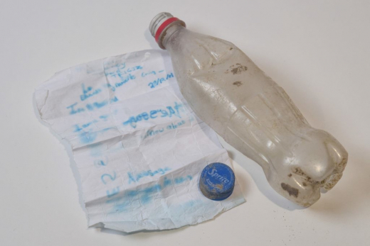 Момиче хвърли в морето писмо в бутилка! То се върна при нея след 17 години (СНИМКИ)
