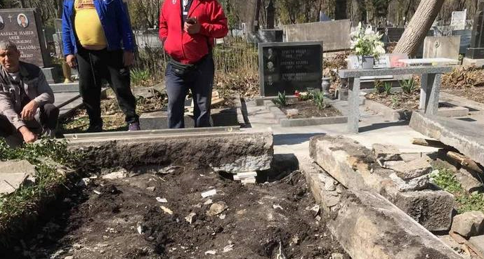 Роми изнудват жена да плати „поддръжка” за гроба на съпруга й