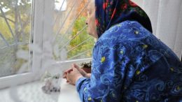 Сърцето ми се сви от мъка, когато видях как възрастната ми съседка умоляваше да й дадат хляб на версия
