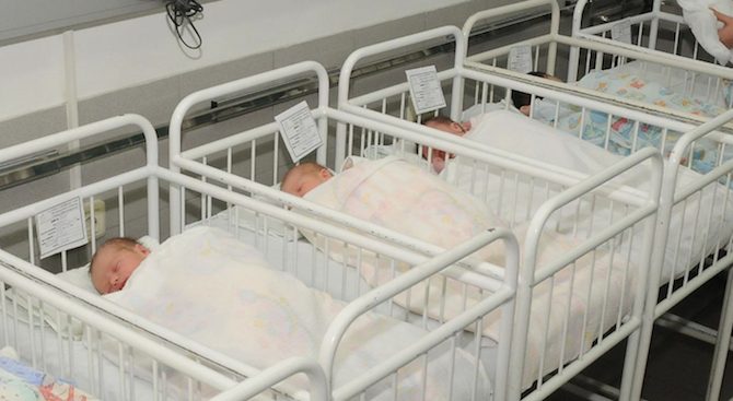 С 840 евро Сърбия ще стимулира раждането на първо дете