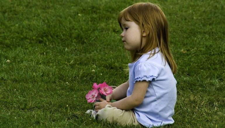 Богата майка реши да заведе дъщеричката си да види как се живее на село – реакцията на детето ще ви остави без думи!