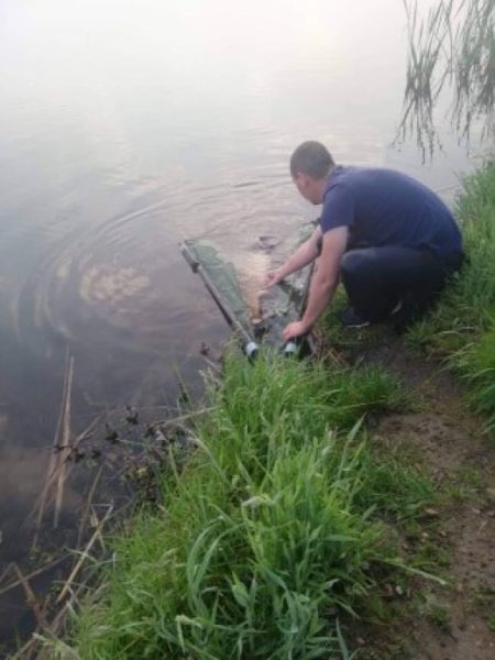 Млад рибар извади чудовищен шаран 