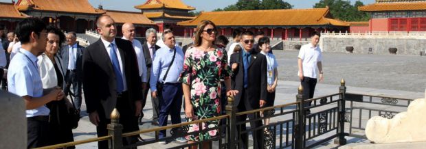 Деси Радева с рокля за 250 лева в Китай (2)