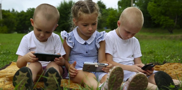 шокиращ ефект на смартфоните върху децата