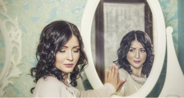 10 думи, които носят късмет и любов, когато се изговарят пред огледалото