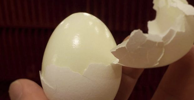 Как да сварим яйцата така че черупката буквално да пада от яйцето – супер лесно е много ще ви хареса