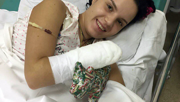 През 2017-та съпругът ѝ отрязва и двете ѝ ръце