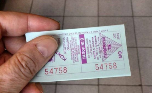 Шофьор в рейс 76 продава продупчено билетче