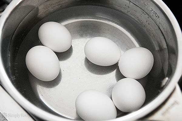 Как да сварим яйцата за Великден без нито една “жертва”