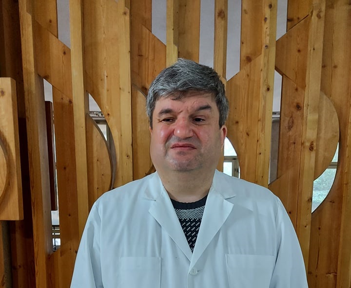 Незрящ рехабилитатор вече 27 години помага на болни хора във Велико Търново