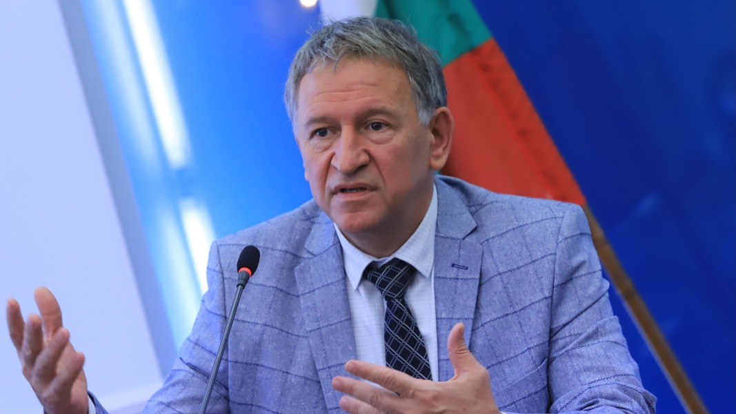 Стойчо Кацаров: Здравният министър няма да ваксинира никого насила!
