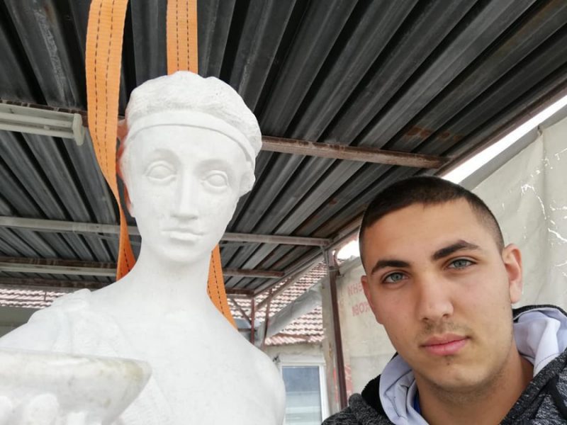 18-годишно момче построи паметник на българските опълченци и го дари на общината
