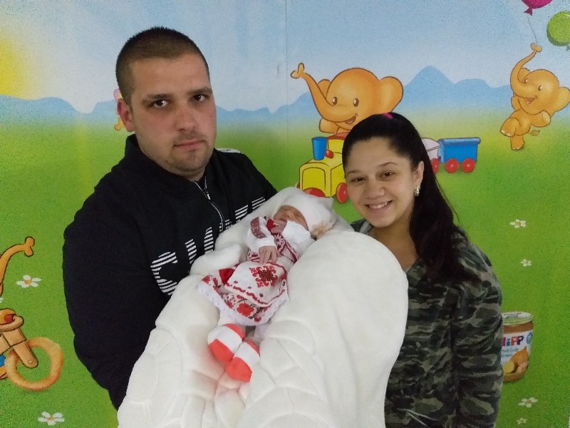 Семейство от Добрич облече новороденото си бебе в народна носия за изписването