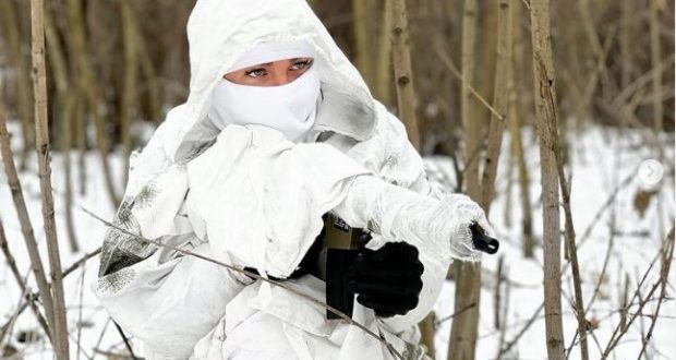 Бивша Мис Украйна хвана оръжието и се закани: Нашествениците ще умрат на наша земя!