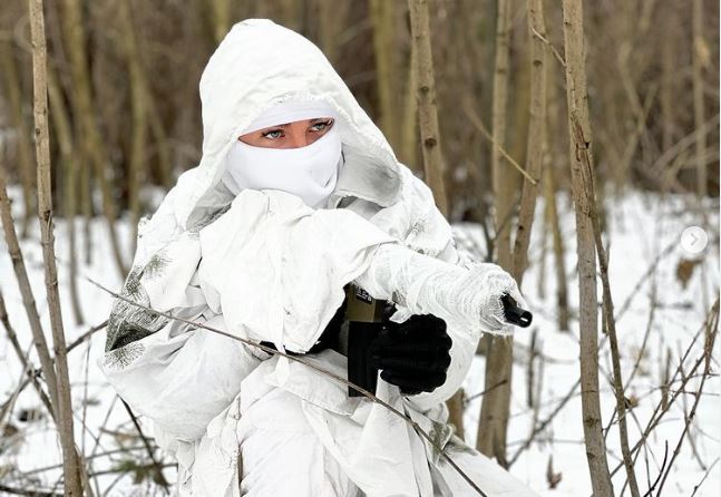 Бивша Мис Украйна хвана оръжието и се закани: Нашествениците ще умрат на наша земя!