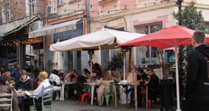 900 000 българи нито работят нито учат. Висят по кафенета и разчитат на пари от чужбина
