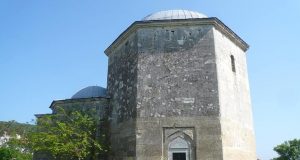 Текето Ак Язълъ Баба – свещеното място на което се покланят мюсюлмани и християни