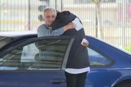 Бивш ученик събрал 20 000 за учител, който останал без дом -