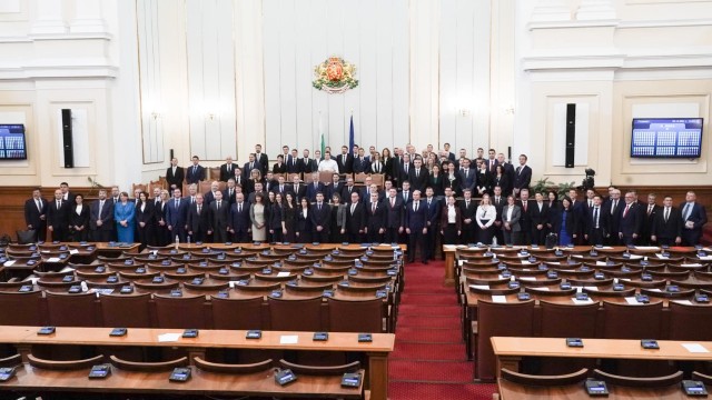 Щадящата диета на депутатите стана хит в нета / СНИМКА